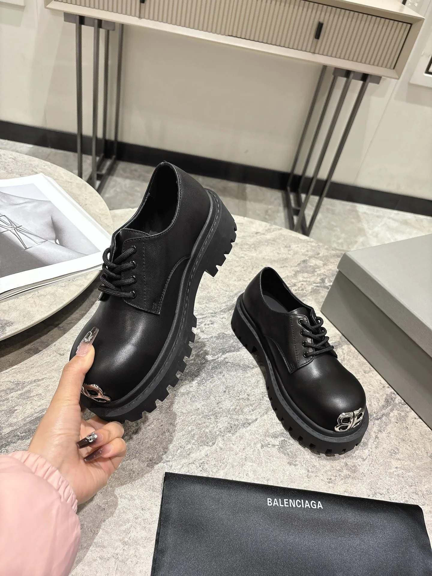 👟👟Ex-factory price 660👟👟 BALENCIAGA Balenciaga's new Stomper Derby big-toe derby shoes. This pair of shoes is simply a dark horse in this year's fashion circle. The exaggerated big-toe design makes people fall in love at first sight! 💖 When I first saw it, I was attracted by the big B logo. It’s so recognizable! Wear it, whether paired with skinny jeans or wide-leg pants, you can easily style it and look extremely fashionable! The double B decorative buckle is hand-inlaid with pure copper hardware. ▪Fabric: original full-grain cowhide. ▪Inner feet: water-dyed cowhide. ▪Sole: original rubber outsole.